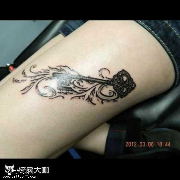 腿部钥匙纹身图案