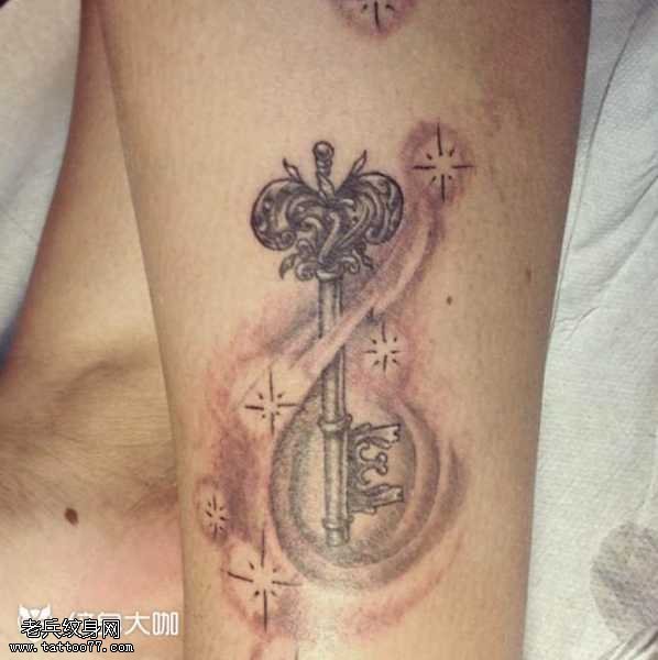 腿部钥匙纹身图案