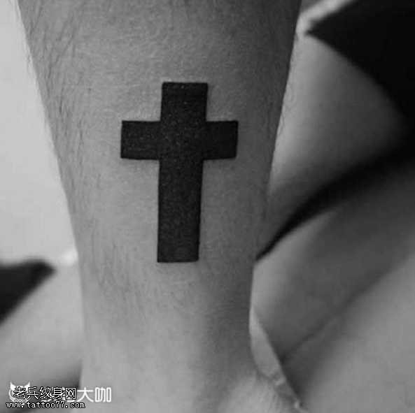 腿部十字架纹身图案