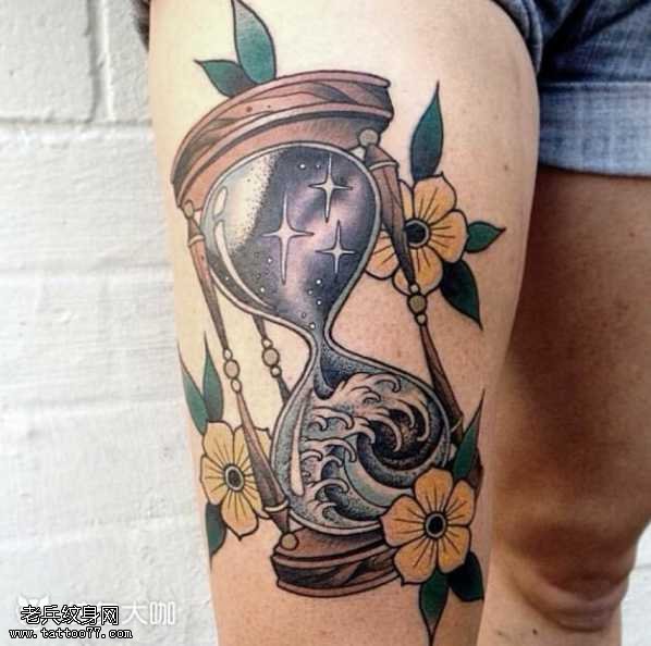 腿部个性沙漏纹身图案