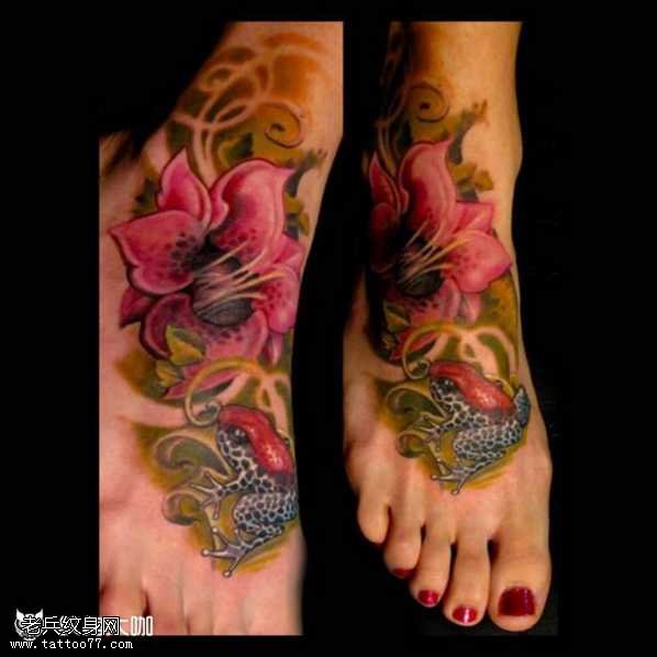 脚部花朵纹身图案