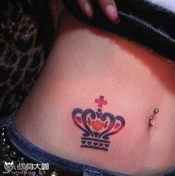 腰部小皇冠纹身图案