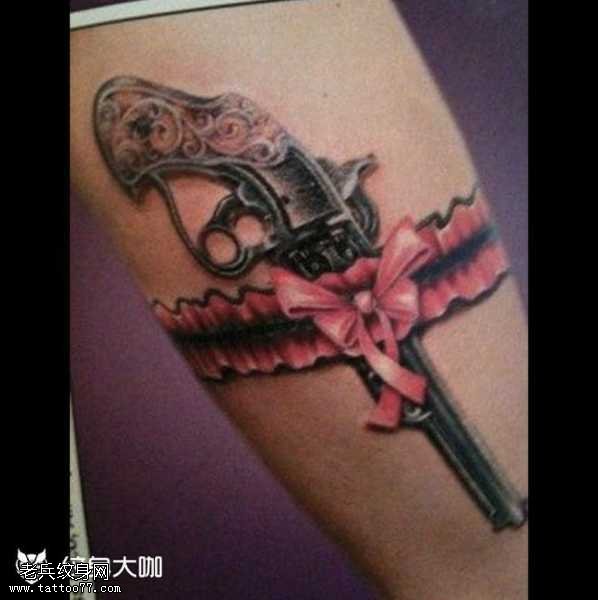 腿部蕾丝枪纹身图案