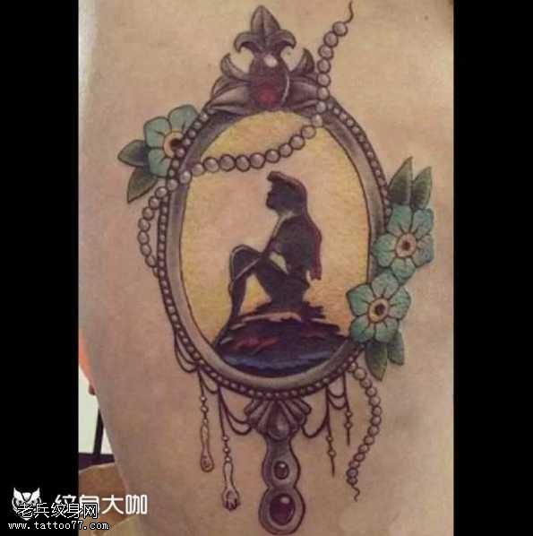 腿部镜子纹身图案
