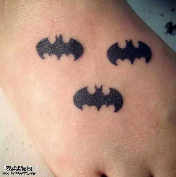 脚部蝙蝠纹身图案