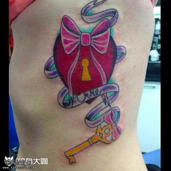 腰部蝴蝶结心纹身图案