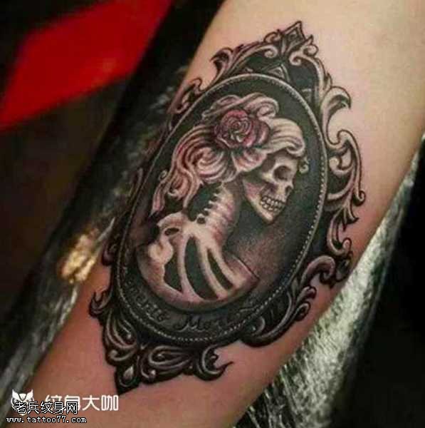 腿部镜子骷髅纹身图案