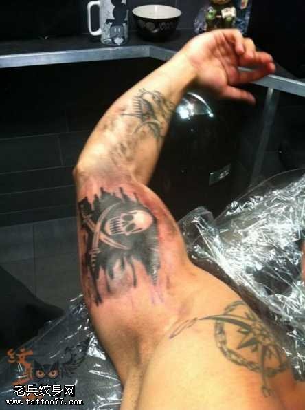 胳膊海盗骷髅纹身图案