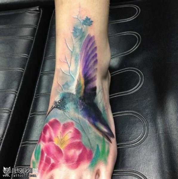 脚部彩鸟纹身图案