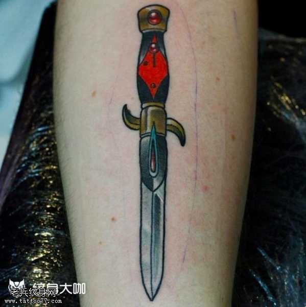 腿部个性匕首纹身图案