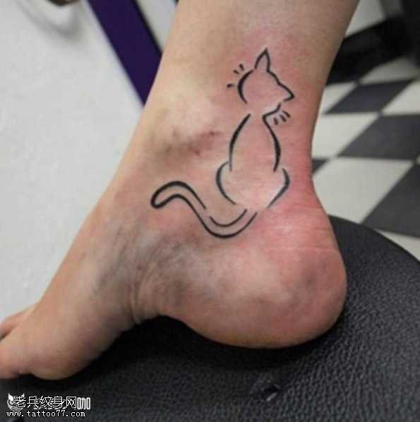 脚部线条猫纹身图案