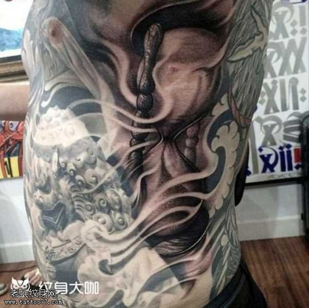 腰部沙漏狮子纹身图案