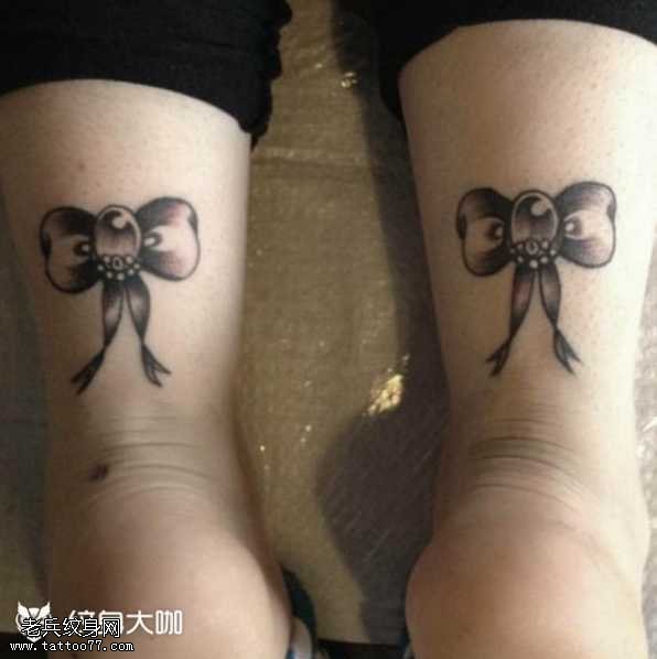 腿部蝴蝶结纹身图案