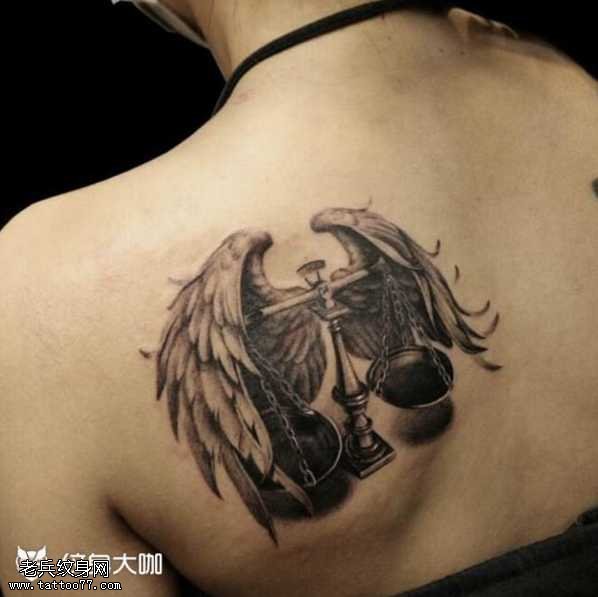 背部沙漏纹身图案