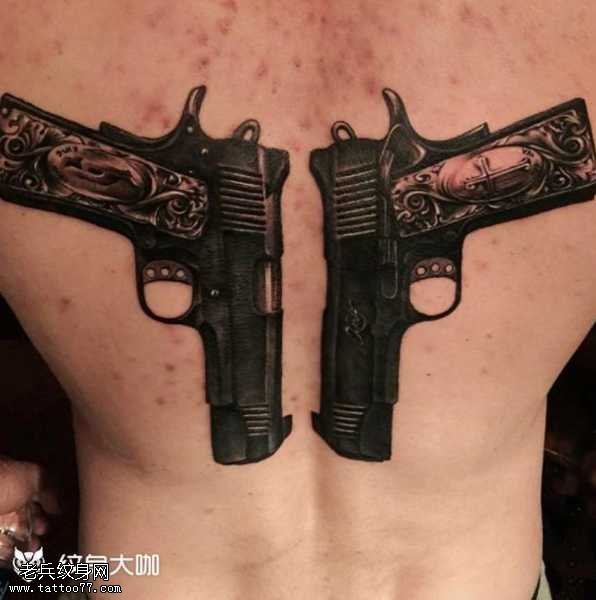 背部十字手枪纹身图案