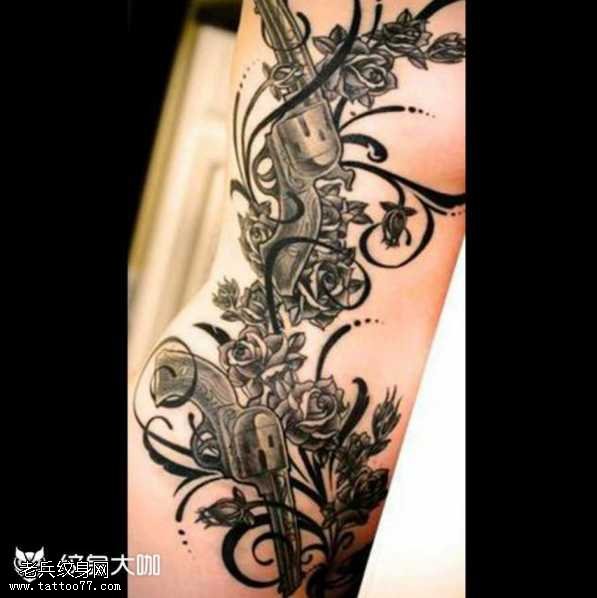 腿部花藤手轮枪纹身图案