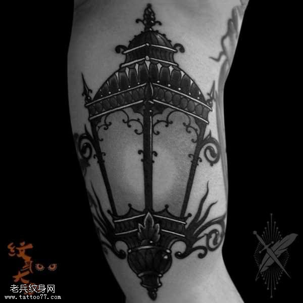 胳膊灯笼纹身图案
