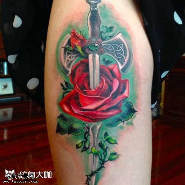 腿部刀剑玫瑰纹身图案