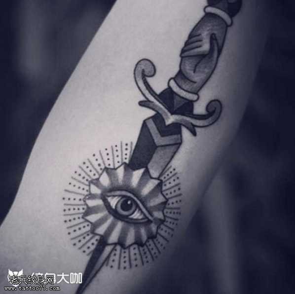 腿部刀眼纹身图案