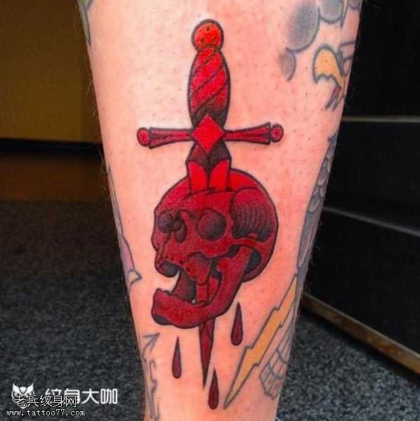 腿部刀骷髅纹身图案