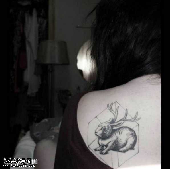 肩部大象纹身图案