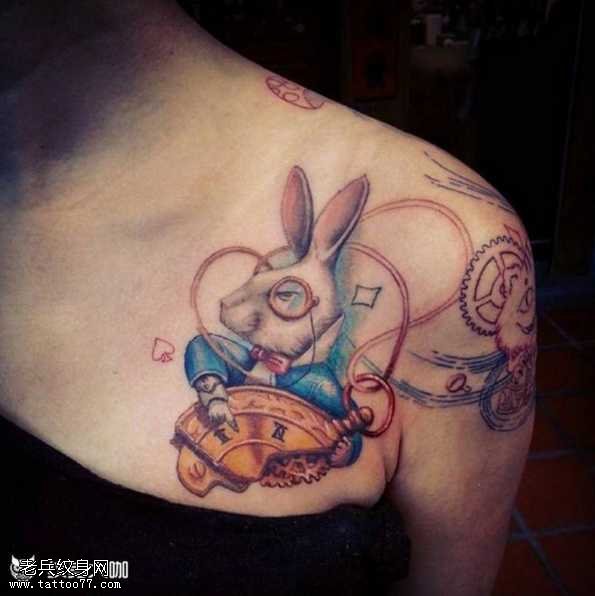 肩部兔子纹身图案