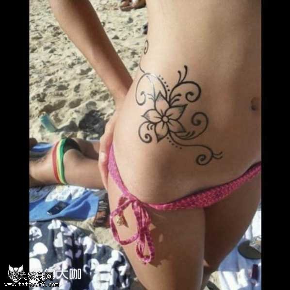 腰部樱花纹身图案
