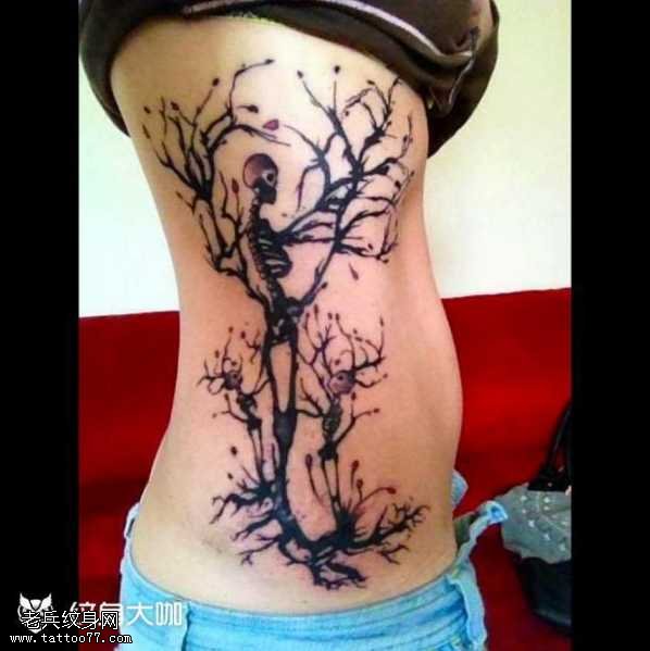 腰部树木纹身图案