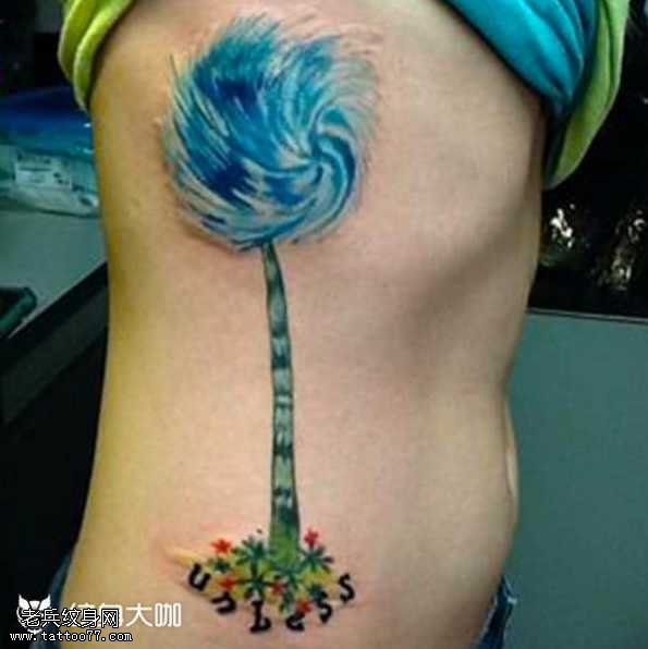 腰部黑洞纹身图案