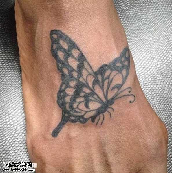 脚部蝴蝶纹身图案