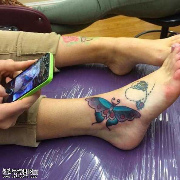 脚部蝴蝶纹身图案