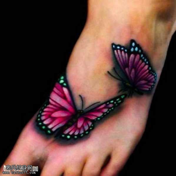 脚部逼真蝴蝶纹身图案