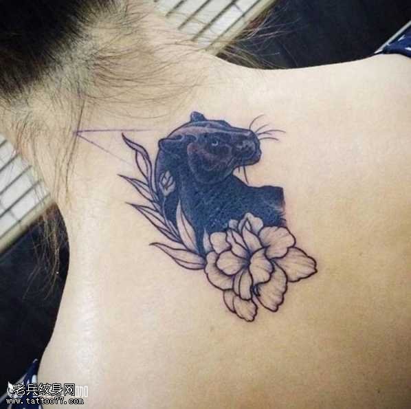 背部黑豹纹身图案