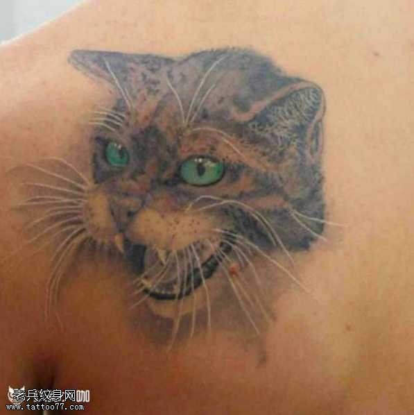 肩部猫纹身图案