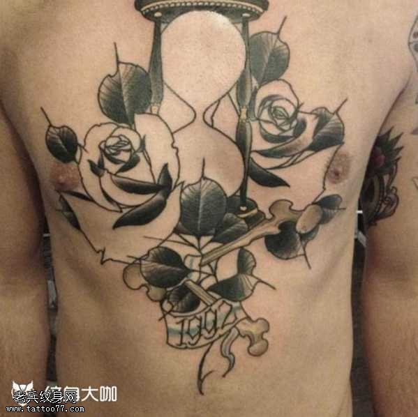 胸部玫瑰纹身图案