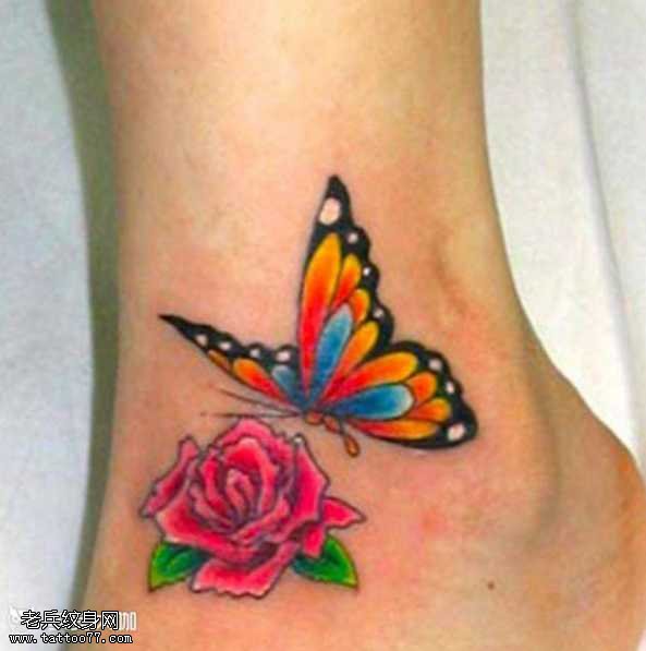 脚部彩蝴蝶纹身图案