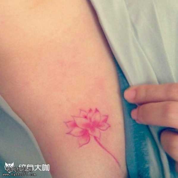 胸部莲花纹身图案