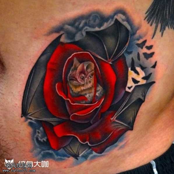 腰部蝙蝠玫瑰纹身图案