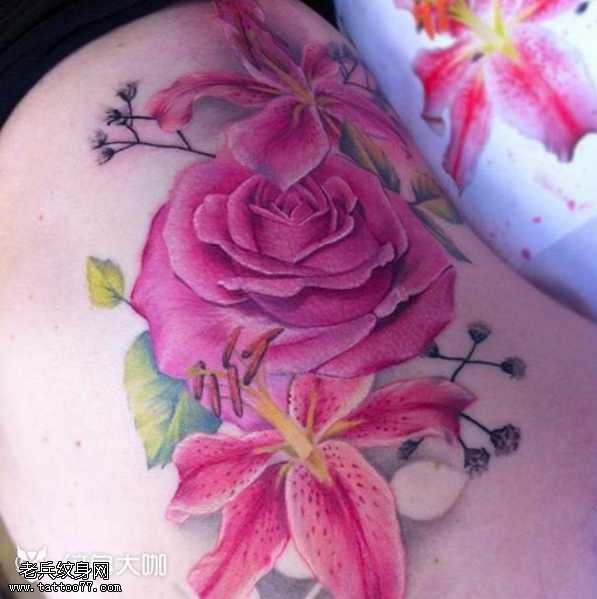腰部玫瑰纹身图案