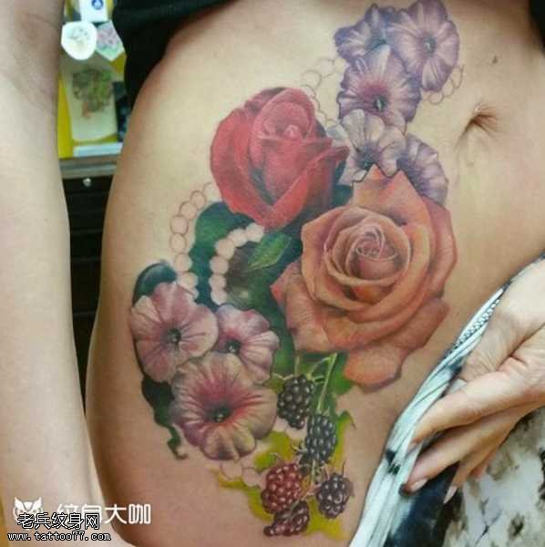 腰部玫瑰纹身图案