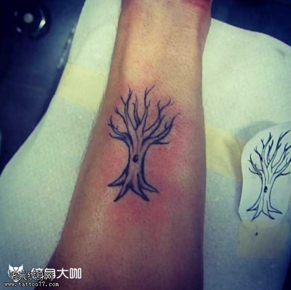 腿部树木纹身图案