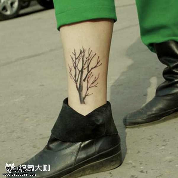 腿部树木纹身图案
