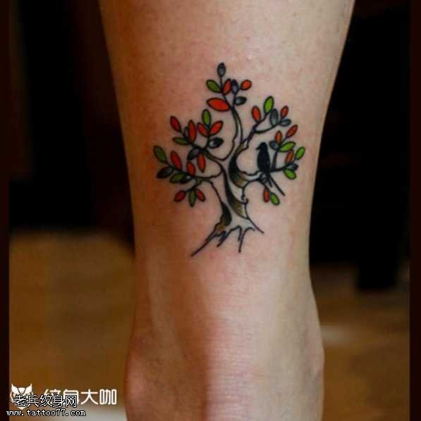 腿部树木纹身图案