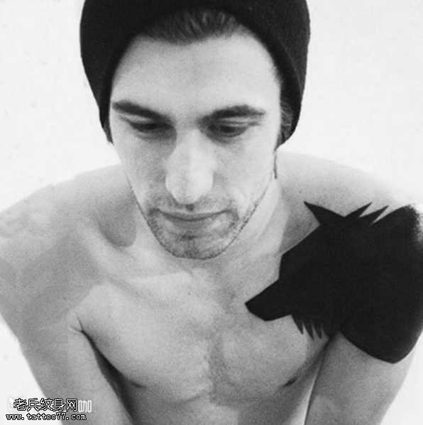 肩部黑狼图腾纹身图案