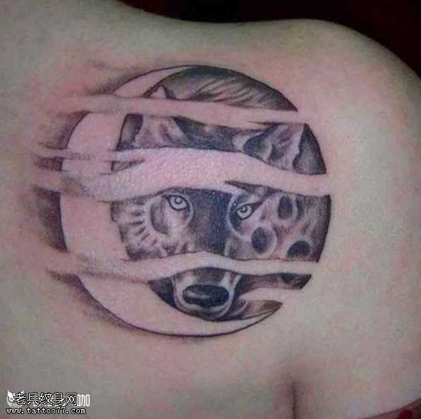 肩部月狼纹身图案