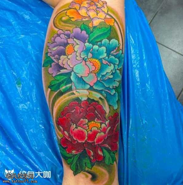 腿部牡丹花纹身图案