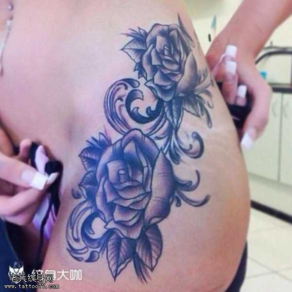 腰部黑色玫瑰纹身图案