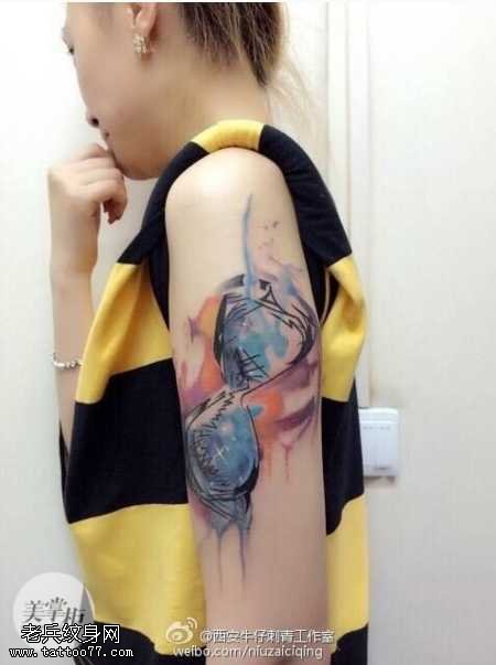 胳膊彩沙漏纹身图案
