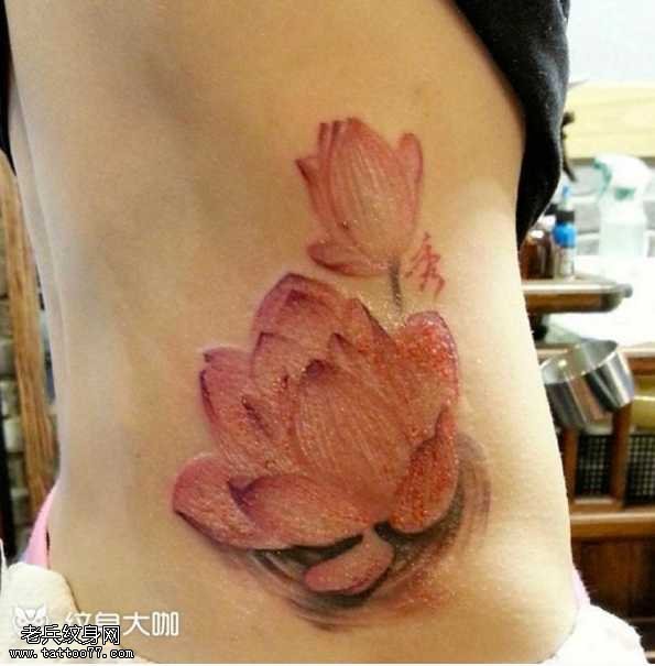 腰部莲花纹身图案