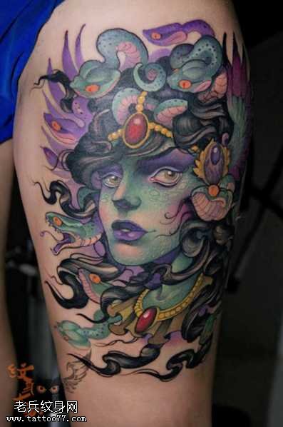 腿部美社莎纹身图案